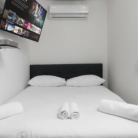 Appartamento אשראם 8-דירת חדר שינה וסלון עם מרפסת מודרנית במיקום מעולה Eilat Esterno foto